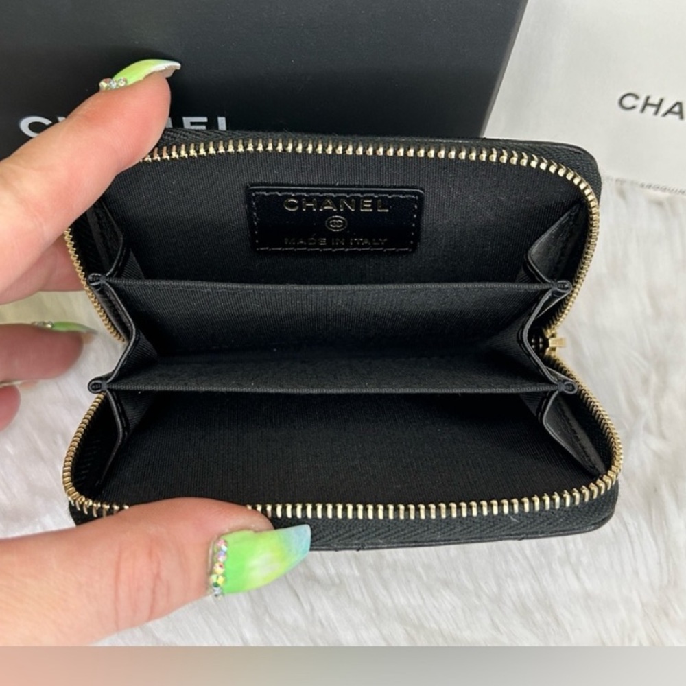 Chanel zippered interlocking CC lambskin zip around coin pouch card holder - Picture 8 of 10